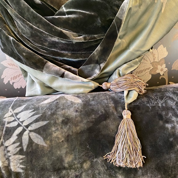 Artisan velvet Bolster pillow & matching throw - Picture 4 of 8